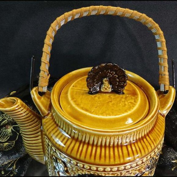 1960s Peacock Bird Vintage Teapot Honey Glass w Rattan Handle - Picture 5 of 10